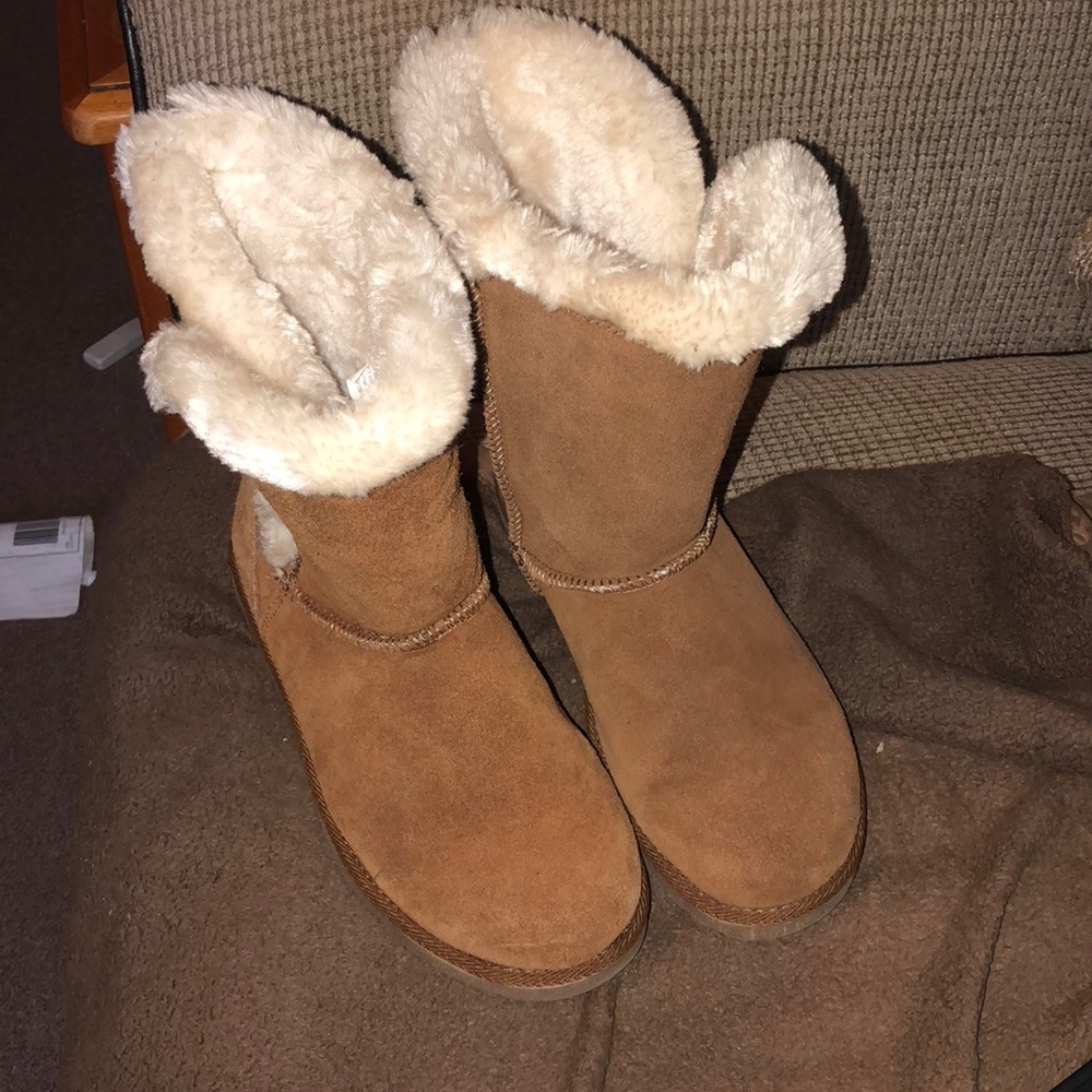 Nice Ugg style boots.